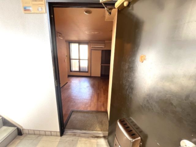 玄関　イメージとして同マンション他部屋を表示しています