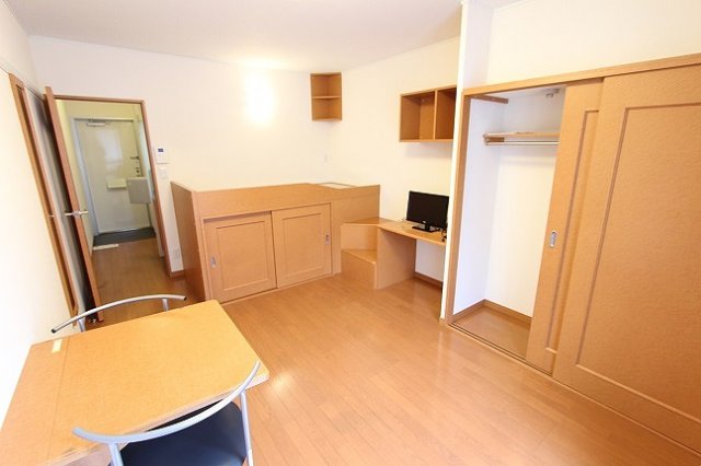 居室・リビング　１階はフローリング、2階はカーペットになります。