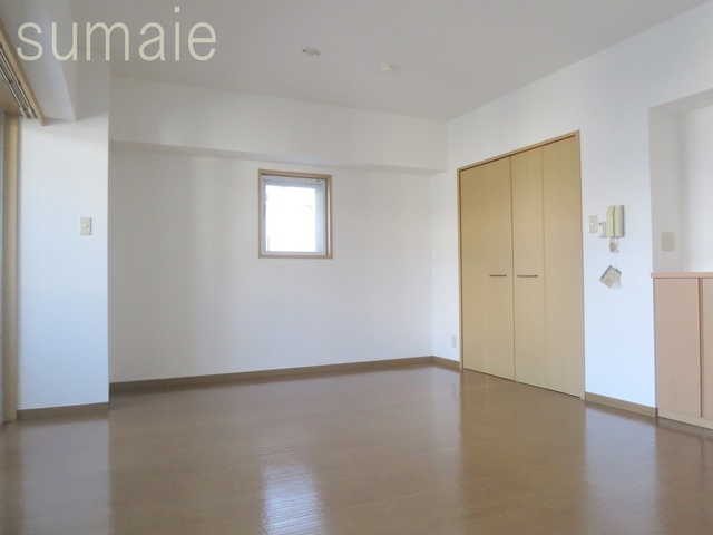 居室・リビング　収納充実！ゆったりと広いリビングです♪