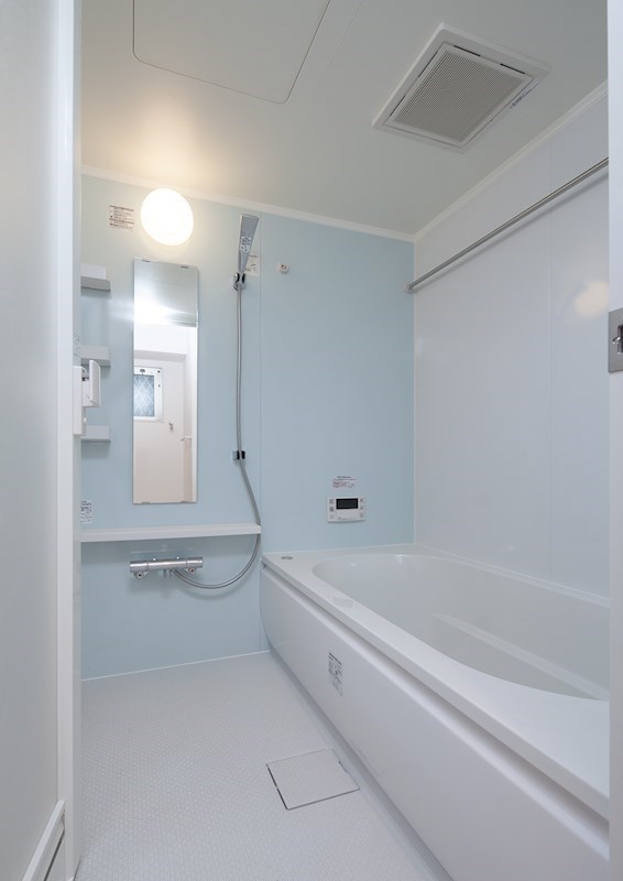 バス・シャワールーム　奥行の有る浴室です。