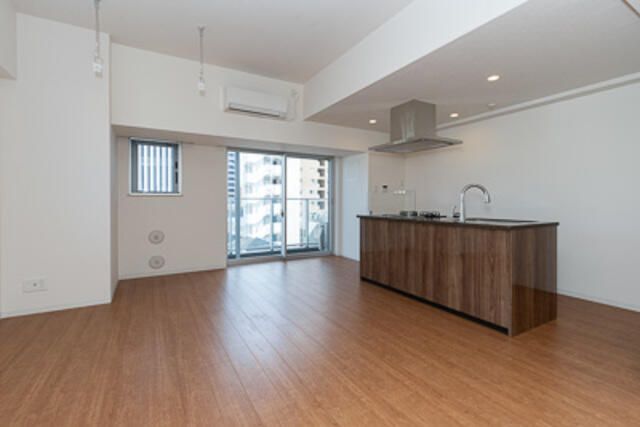 居室・リビング　■LDK15.3畳■２面採光■ピクチャーレール■ダウンライト