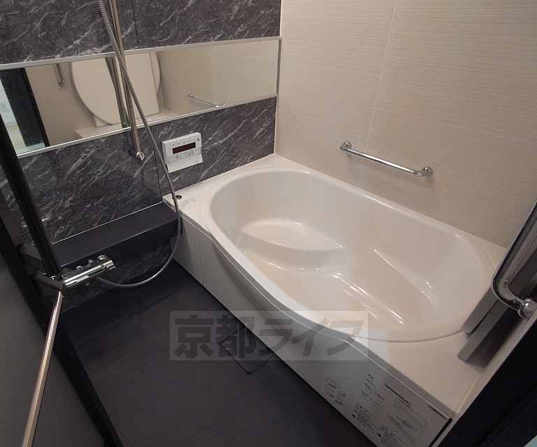 バス・シャワールーム　広いお風呂でゆったり浸かれます。