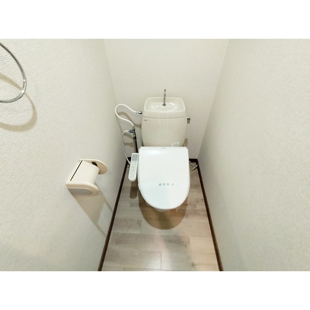 トイレ　※同建物角部屋の写真です。実際のお部屋と