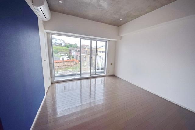 居室・リビング　アクセントクロスがお洒落な８帖のお部屋です