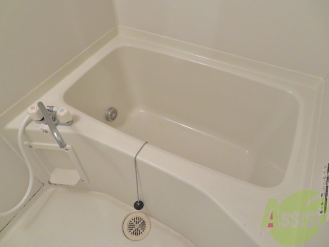 バス・シャワールーム　浴室はゆったりと浸かれるサイズ感になっています。