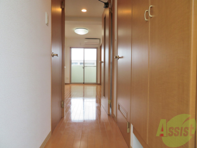 玄関　玄関を入って左にはトイレがあり右は浴室になります。