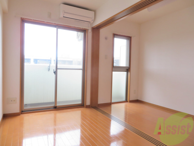 居室・リビング　リビングは陽当たりも良く昼間は明るいですね。