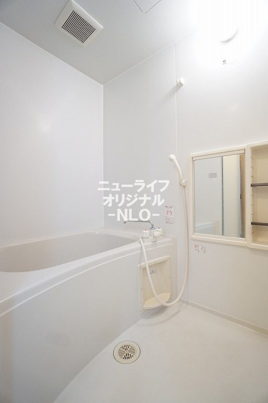 バス・シャワールーム　バスタブに浸かってゆっくりと一日の疲れを癒せます☆