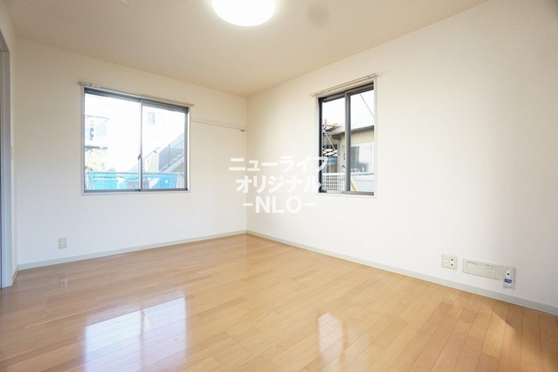 その他部屋・スペース　洋室別アングル　3面採光のお部屋なので明るく開放感があります