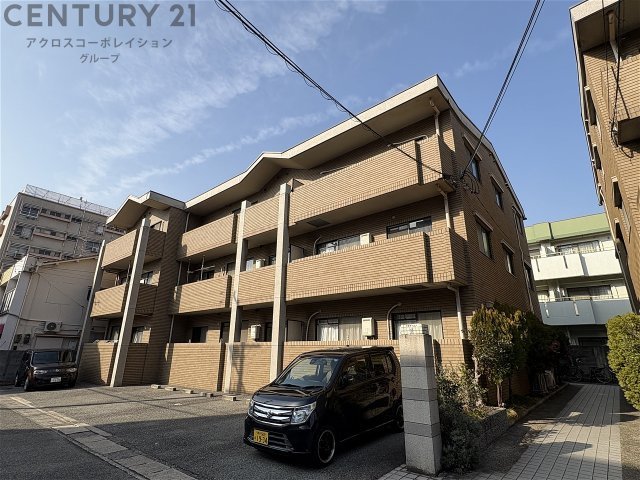 建物外観　駐車場・駐輪場あり♪