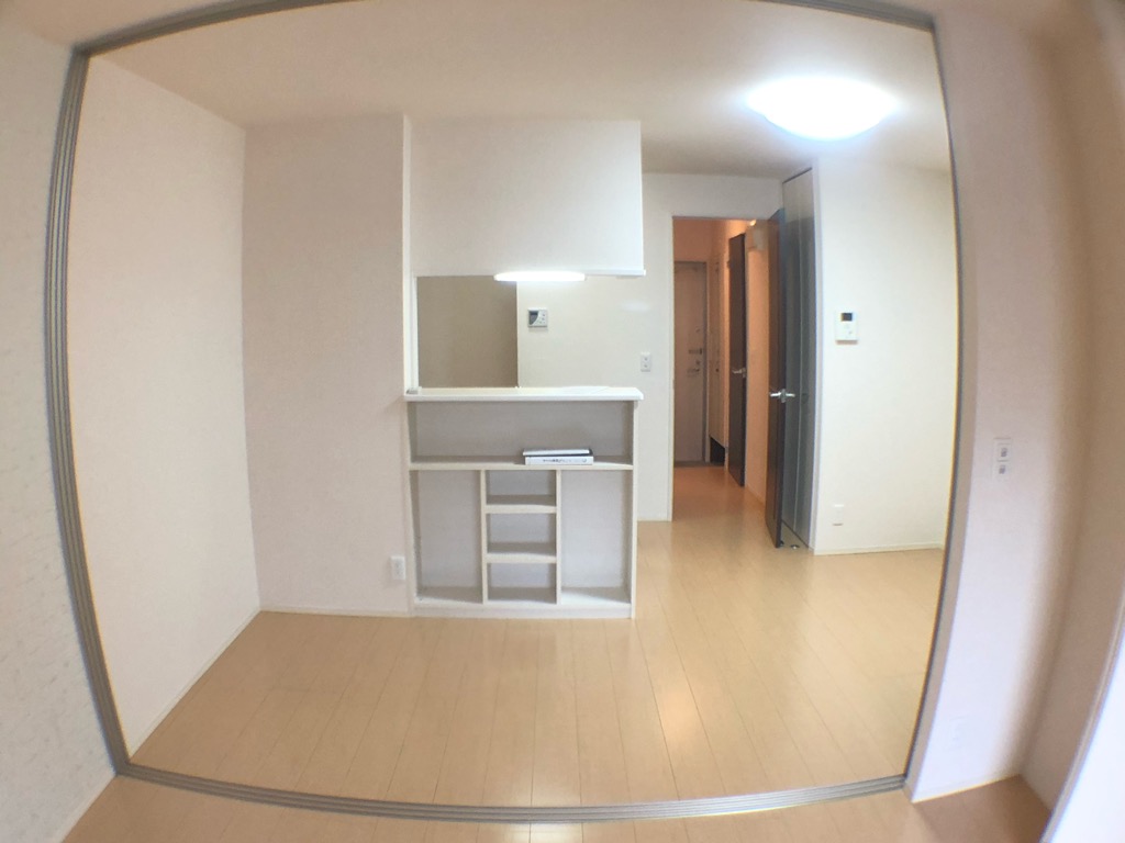 居室・リビング　エアコン付きで快適に過ごせます♪