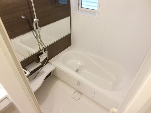 バス・シャワールーム　ゆったりとした一坪の浴室、追焚・浴室乾燥機付き