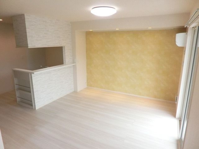 その他部屋・スペース　オシャレなアクセントクロス、会話の弾む対面キッチン