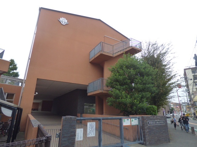 中学校　世田谷区立烏山中学校（中学校）まで598m