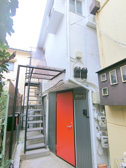 建物外観　1962年2月築　木造地上2階建て総戸数2戸のリフォーム済み