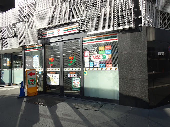 コンビニ　セブンイレブン 横浜鶴屋町1丁目店（コンビニ）まで1m