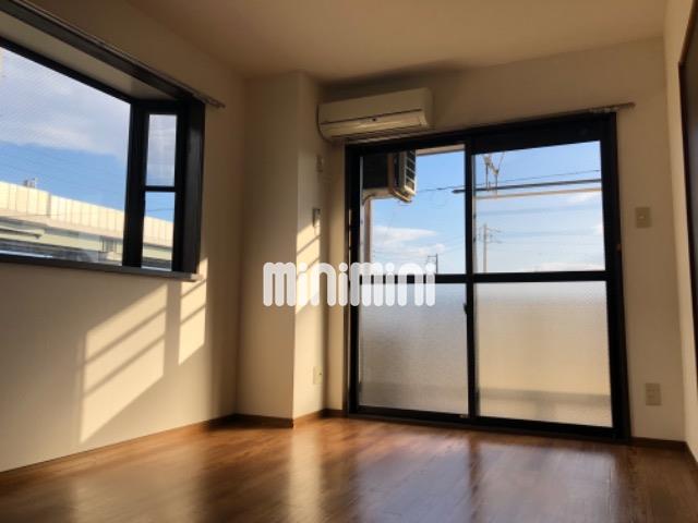 居室・リビング　窓が多く日当たりの良いお部屋です