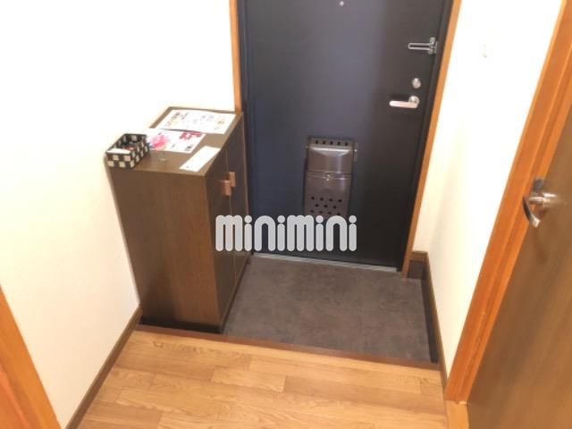 玄関　玄関には下駄箱があります