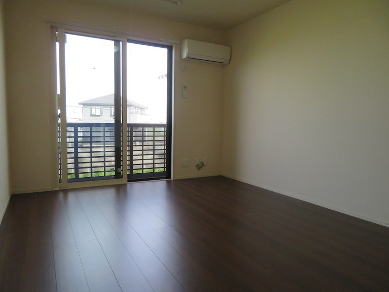 居室・リビング　同物件別部屋