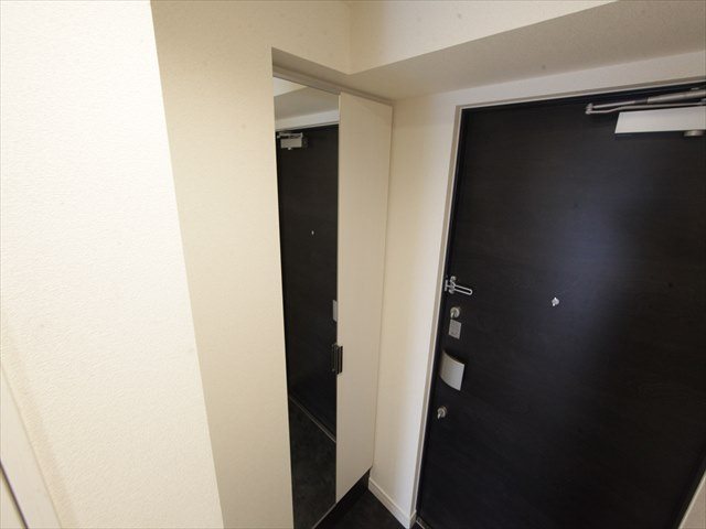 玄関　玄関　シューズボックス　姿見鏡付き（収納充実してます）