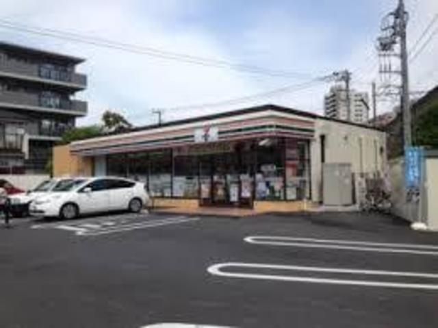 コンビニ　セブンイレブン多摩鶴牧1丁目店（コンビニ）まで551m