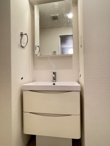 洗面設備　ゆったりとスペースのある洗面所