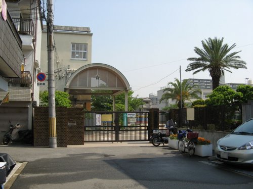 小学校　大阪市立茨田東小学校（小学校）まで881m