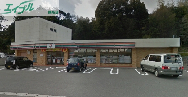コンビニ　セブンイレブン 桑名駅西店（コンビニ）まで700m