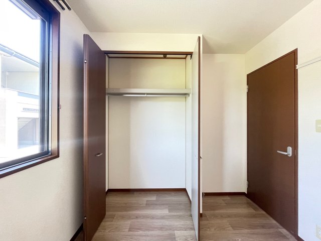収納　北洋室(4.8帖)の収納へは、枕棚＆ハンガーパイプ付き♪