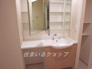 洗面設備　三面鏡付き大型シャンプードレッサー