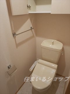 トイレ　シャワートイレ・収納あり