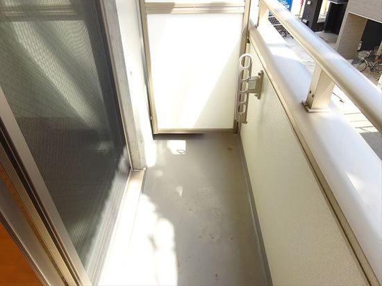 バルコニー　別部屋の画像を使用しております。