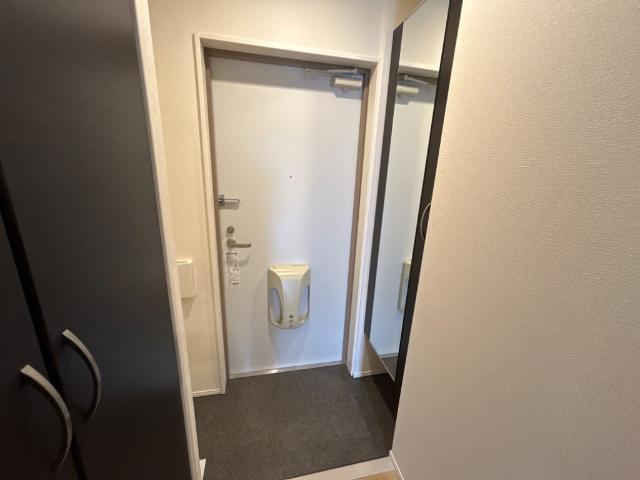 玄関　姿見付きの下駄箱