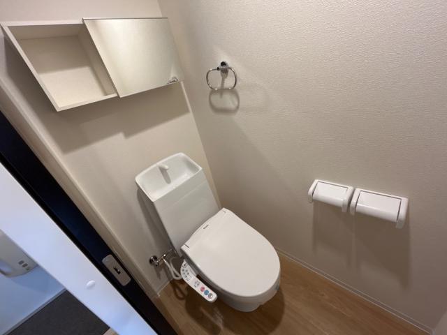 トイレ　冬も暖かい温水便座　収納有り