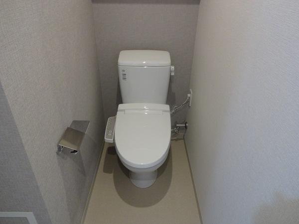 トイレ　落ち着いた色調のトイレです