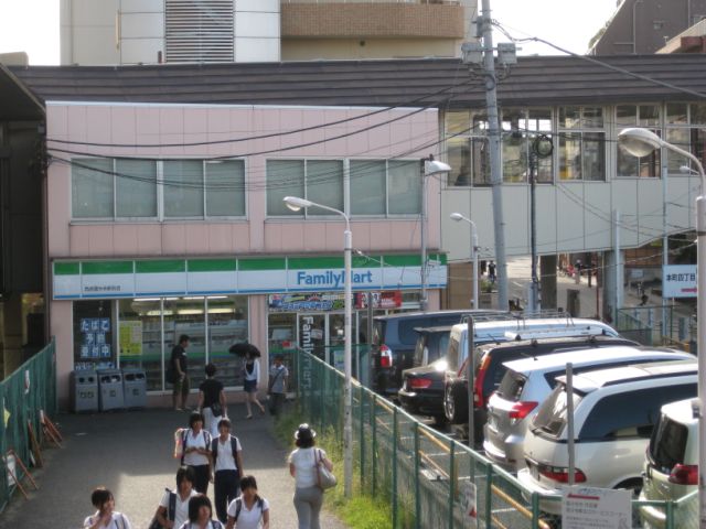 コンビニ　ファミリーマート（コンビニ）まで400m