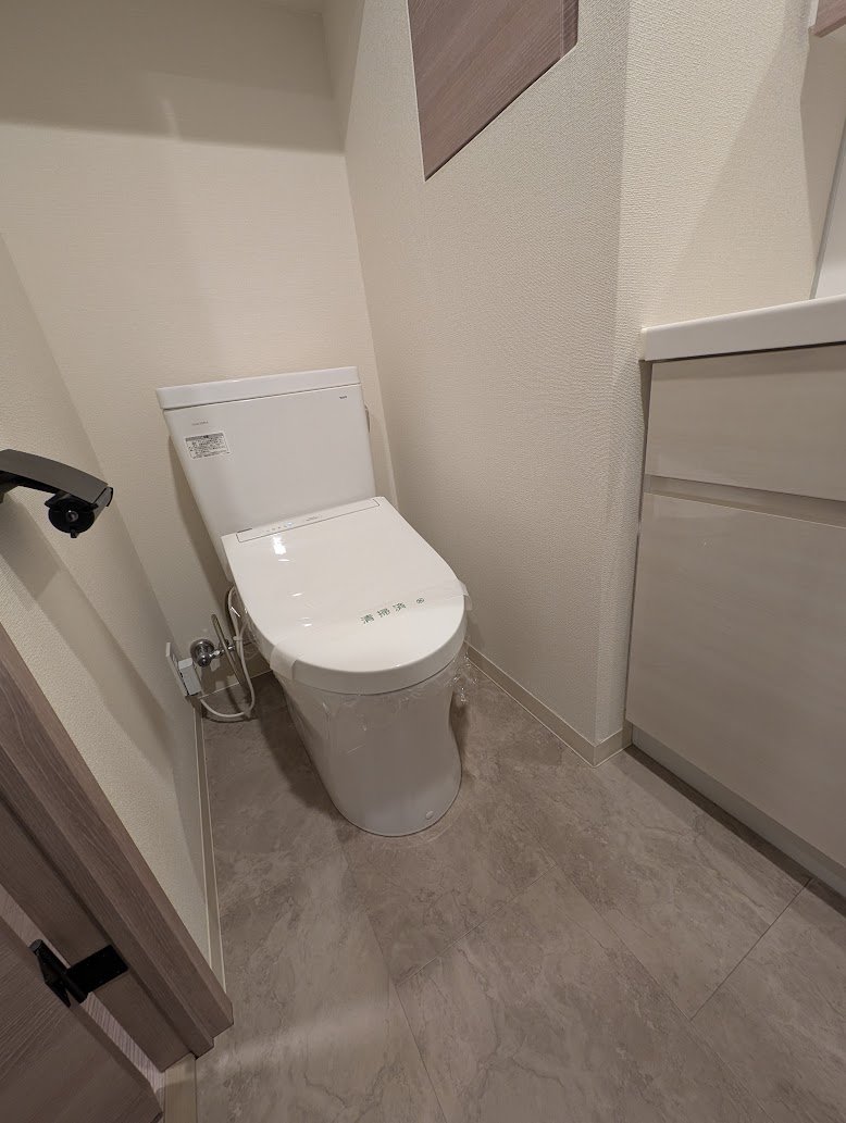 トイレ　※同じ建物の別のお部屋の写真です。