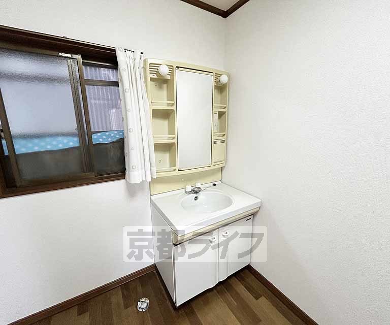 洗面設備　広々スペースです
