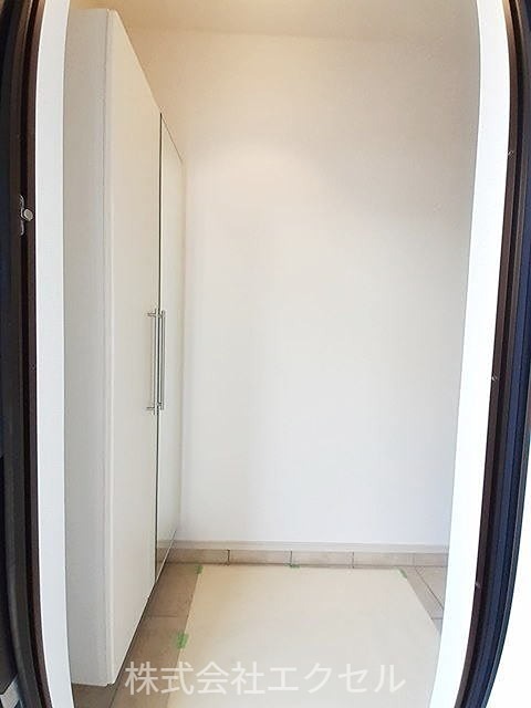 玄関　鏡付きのシューズボックスです。