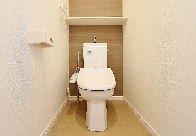 トイレ　温水洗浄便座付きです