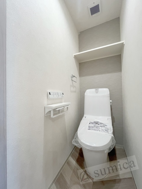 トイレ　人気アイテムの温水洗浄便座。清潔感のあるトイレです。