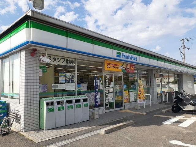 コンビニ　ファミリーマート様（コンビニ）まで880m