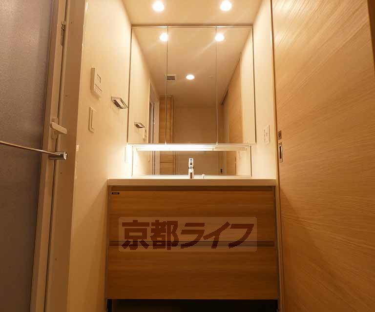 洗面設備　大きな洗面台です。