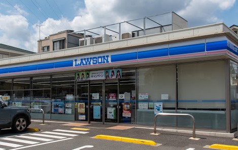 コンビニ　ローソン 狛江岩戸北三丁目店（コンビニ）まで494m