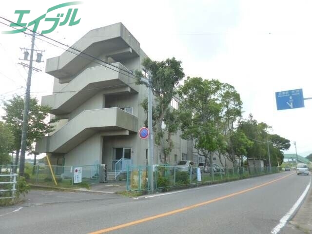 小学校　四日市市立内部小学校（小学校）まで1061m