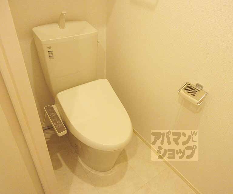 トイレ　ウォシュレット付き。