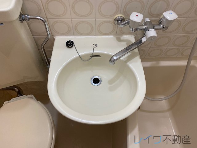 洗面設備　明るい洗面所です
