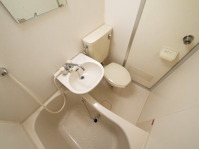 バス・シャワールーム　コンパクトで使いやすいお風呂です