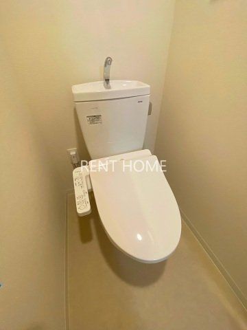 トイレ　温水洗浄便座付きのトイレです。