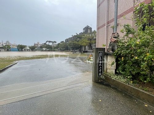 小学校　那覇市立真嘉比小学校（小学校）まで360m